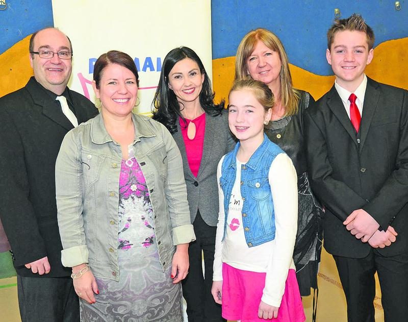 Sylvain Lussier, directeur des écoles des Passereaux et Larocque, Caroline Dupré, directrice générale de la CSSH, Chantal Soucy, députée provinciale de Saint-Hyacinthe, Josée Desmarais, organisatrice de l’événement, et les animateurs Anabelle Dupré et William Leduc. Photo François Larivière | Le Courrier ©