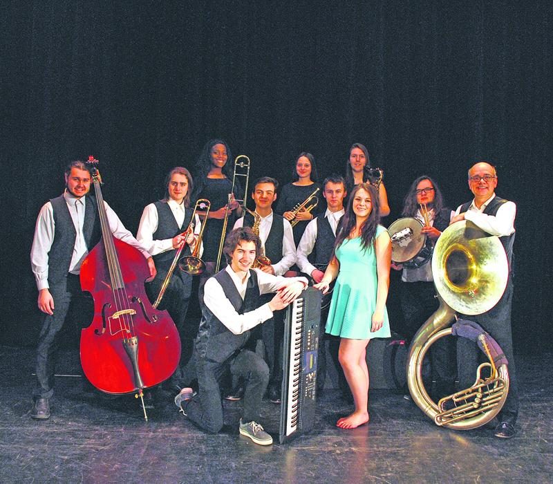Voici les dix chanceux, accompagnés de leur professeur Bruno Laplante, qui partiront à la découverte de La Nouvelle-Orléans dans l’espoir de remporter un concours de musique organisé par ­WorldStriges On Stage program. Photo François Larivière | Le Courrier ©