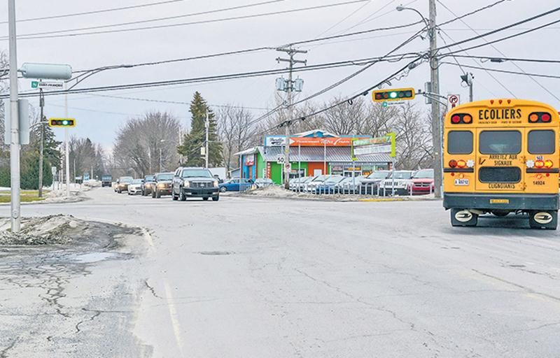 Il faudra bientôt surveiller l’évolution des travaux sur la rue Saint-Pierre Ouest, aux alentours de l’intersection avec le Grand rang Saint-François, pour éviter de se retrouver devant un cul-de-sac cet été. Photo François Larivière | Le Courrier ©