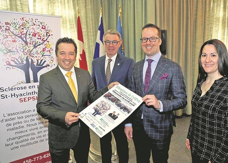 Marc Deslauriers, président d’honneur, Claude Corbeil, maire de Saint-Hyacinthe, Simon Paquin, coprésident d’honneur, et Jacynthe Daigle, directrice de SEPSHA, invitent tout le monde à la 19e marche des Kilomètres de l’eSPoir, le 29 avril. Photo Robert Gosselin | Le Courrier ©