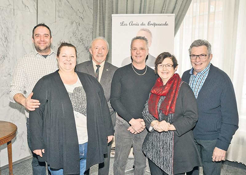 Dans l’ordre habituel, on reconnaît Frédérick Miller et Virginie Rioux du Fin Palais, Donald Côté, conseiller municipal de Saint-Hyacinthe, André Mathieu, président d’honneur du Souper Dégustation 2018, Jeanne d’Arc Tremblay, membre du CA des Amis du crépuscule, et Alain Pelletier, directeur général de l’organisme.