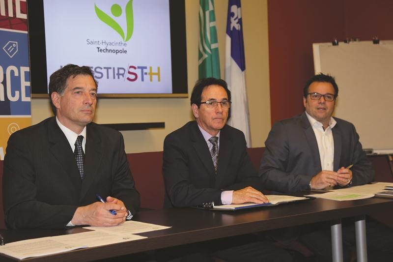Les représentants de Saint-Hyacinthe Technopole : André Barnabé, directeur général; Bernard Forget, président et Claude Rainville, directeur du développement commercial.  Photo Robert Gosselin | Le Courrier ©