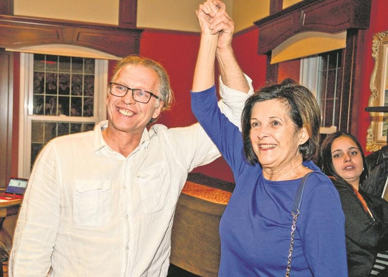 Jeannot Caron est heureux de devenir conseiller du district Cascades (centre-ville). Sur la photo, il est accompagné de sa directrice de campagne, Cécile Ménard. Photos François Larivière | Le Courrier ©