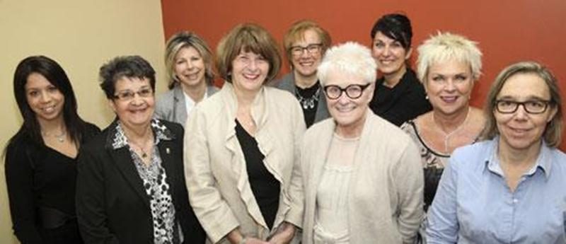 Sur la photo, à l'avant, de gauche à droite, Stéphanie Destrempes, Ginette Comtois, agente de développement à la Société canadienne du cancer; Huguette Corbeil, présidente d’honneur; Diane St-Pierre, Exclusivités Monique Plus; Linda Leduc, Boutique Moi et l’Autre; et Anik Larivière, Imprimerie Maska. À l'arrière, dans le même ordre, Jocelyne Deslandes, Fleuriste Au Jardin d’Eden; Jeanne Demers et Louise Beauregard, du Courrier de Saint-Hyacinthe.