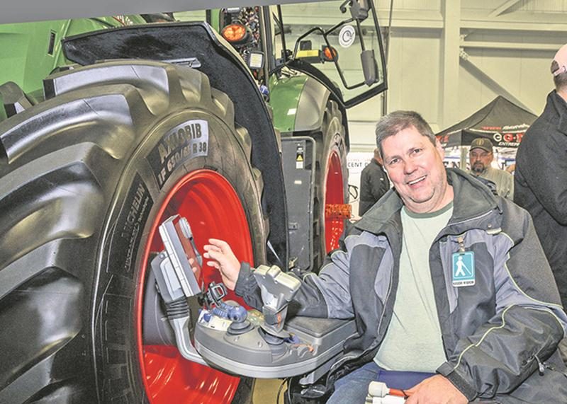 Michel Poudrier a fait la route de Boisbriand pour découvrir « en vrai » à quoi ressemble de la machinerie agricole. Retraité, M. Poudrier est un mordu du jeu vidéo Farming Simulator qui permet de gérer une ferme en y cultivant des terres et en élevant des animaux.