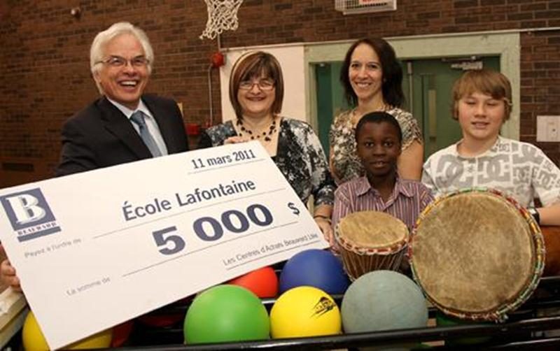 Sur la photo, dans l’ordre habituel : André Brochu, des Centres d'achats Beauward; Sylvie Bilodeau, Isabelle Grondin, directrice de l'école Lafontaine; Jeffrey Beauchesne et Emmanuel Mawussi.