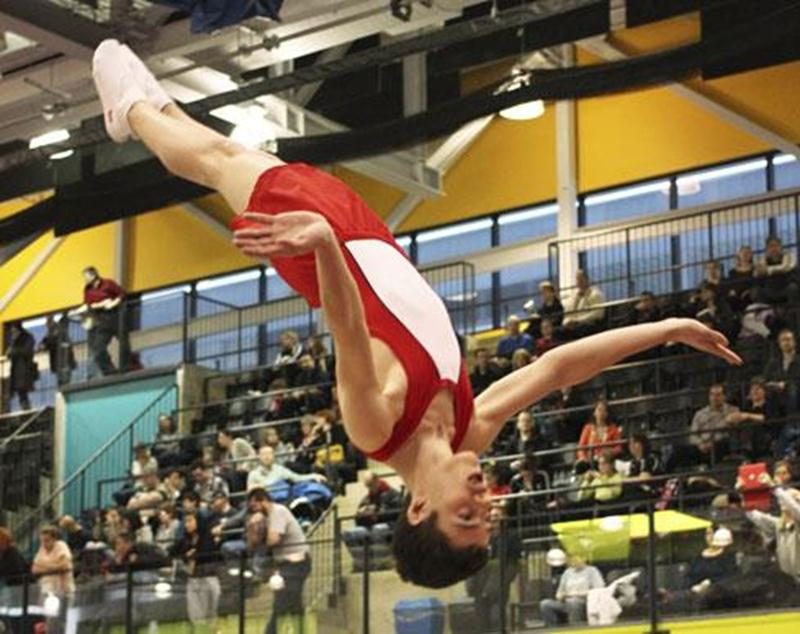 Antoine Latulippe en pleine routine de double mini-trampoline.