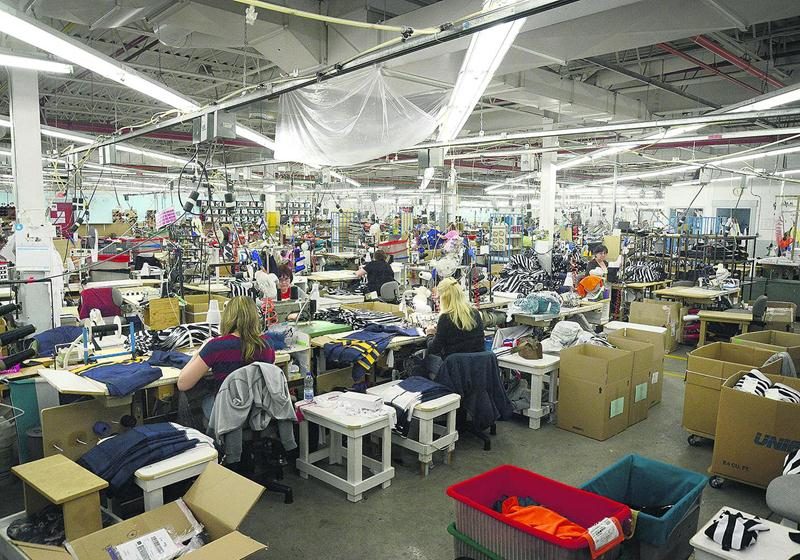 L’usine Sport Maska, propriété de Reebok CCM Hockey, produit plus de 200 000 chandails de hockey par année dont ceux portés par les joueurs de la LNH. Photo François Larivière | Le Courrier ©