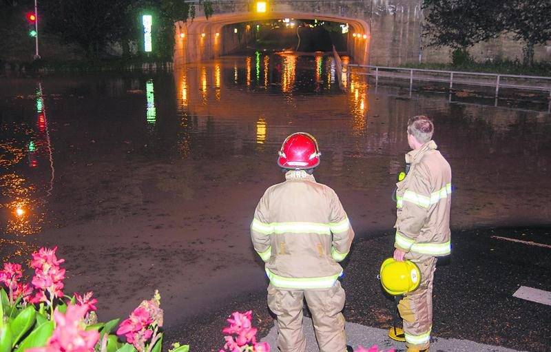 Toutes les équipes des travaux publics de la Ville de Saint-Hyacinthe ont été déployées pour réparer le bris d’aqueduc qui a mené à l’inondation du tunnel Sainte-Anne. Photo Bruno Beauregard