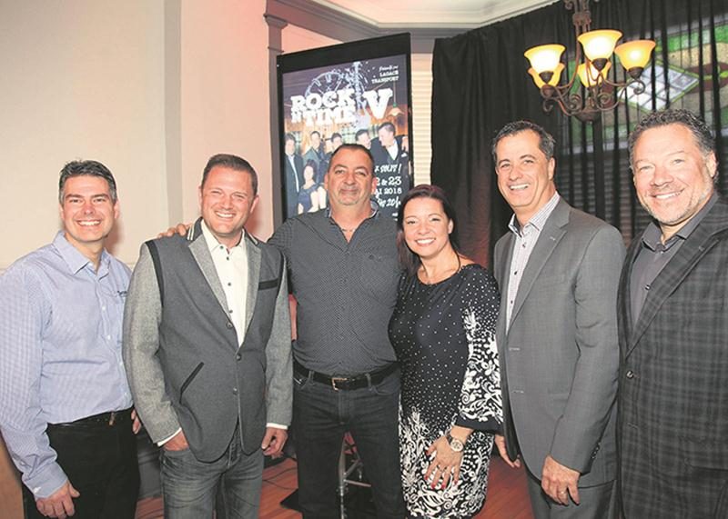 Le présentateur officiel de Rock N’ Time V, Mario Lagacé de Lagacé Transport, est entouré de cinq des sept musiciens du groupe : Patrick Lajoie, Stéphane Tessier, Maryse Dubé, Pierre Denoncourt et Jean-Denis Major. Absents : Richard Bourret et Annie Messier. Photo Robert Gosselin | Le Courrier ©