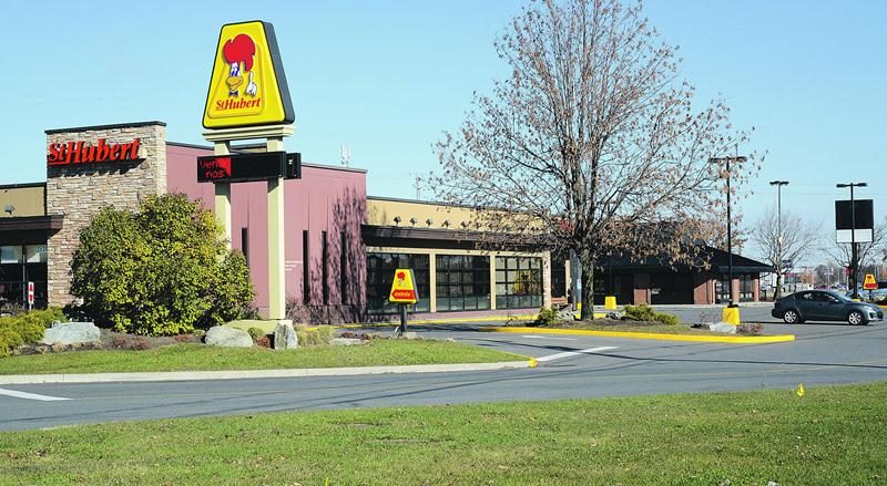 Les deux copropriétaires du restaurant St-Hubert de Saint-Hyacinthe viennent d’acheter l’immeuble voisin qui a longtemps abrité un Pizza Hut. Photo François Larivière | Le Courrier ©