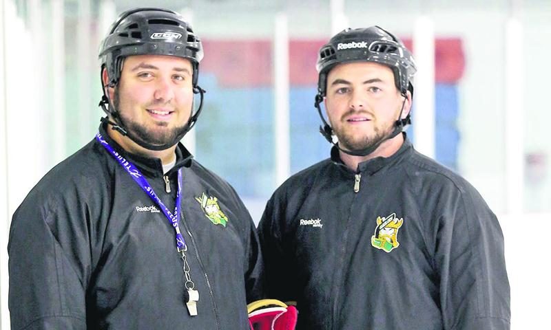 Entraîneur adjoint des Gaulois midget AAA la saison dernière, Marc-André Ronda (à gauche) a été promu au poste d’entraîneur-chef à la suite du départ de Martin Cadorette. Il sera épaulé par David Dufour. Photo Robert Gosselin | Le Courrier ©