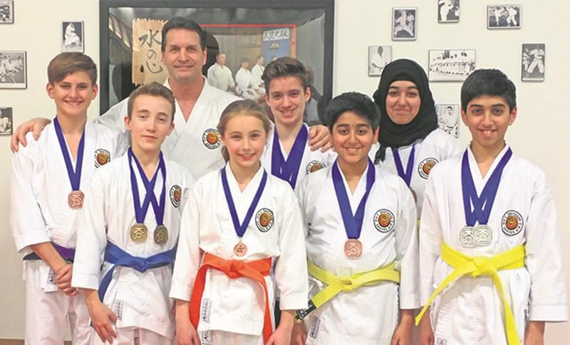 Sur la photo, on retrouve à l’avant Mathis Hébert, Camille Plourde, Zain Chaudhry et Anas Chaudhry; à l’arrière, Félix Landry, l’entraîneur Guy Brodeur, Louis Rousseau et Safia Chaudhry.  Photo Courtoisie