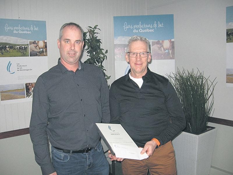 Charles Graveline, des producteurs de lait, pose en compagnie de Martin Girard, copropriétaire de la Ferme F. Girard et Fils de Saint-Liboire et récipiendaire du prix argent du concours Lait’Xcellent 2017.