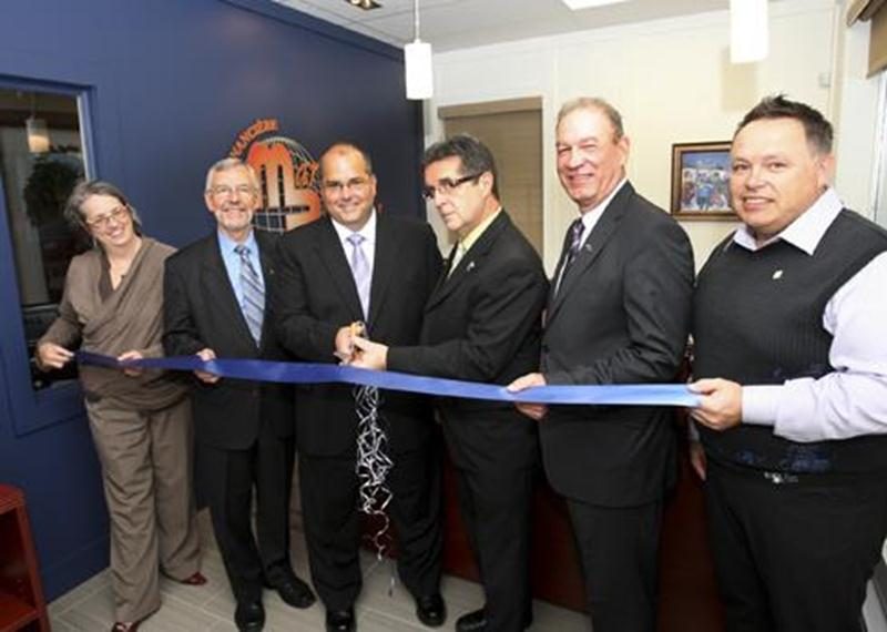 La firme Gestion Financière Martin Bernard a procédé la semaine dernière à l'inauguration de ses nouveaux locaux situés au 5650, boulevard Laurier Ouest à Saint-Hyacinthe. Conseiller autonome en sécurité financière, assurances et rentes collectives, Martin Bernard est aussi représentant de courtier en épargne collective auprès de Multi Courtage Capital. Pierrôt Arpin, partenaire autonome en planification financière, fait aussi partie de l'équipe. L'activité a entre autres réuni MM. Bernard et Ar