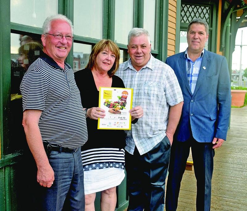 La Foire agroalimentaire de la région d’Acton présentera sa 19e édition les 9 et 10 juillet, au parc Donald-Martin d’Acton Vale. De gauche à droite : Jean-Marie Laplante, préfet de la MRC d’Acton, Joanne Joannette, coordonnatrice, Michel Dorais, président et Alain Giguère, président de la Chambre de commerce de la région d’Acton.