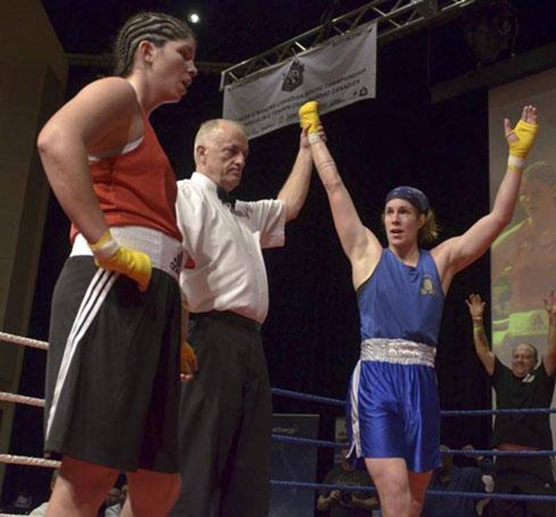 Maude Bergeron, protégée de Marc Seyer au Club de boxe de Saint-Hyacinthe, a vu son règne de championne canadienne se conclure lors des derniers championnats canadiens de boxe disputés à Régina du 21 au 26 octobre. Elle a été défaite par décision unanime des juges en finale contre l'Ontarienne Alison Greey chez les 81 kg. L'athlète de 25 ans a été championne canadienne trois ans de suite.
