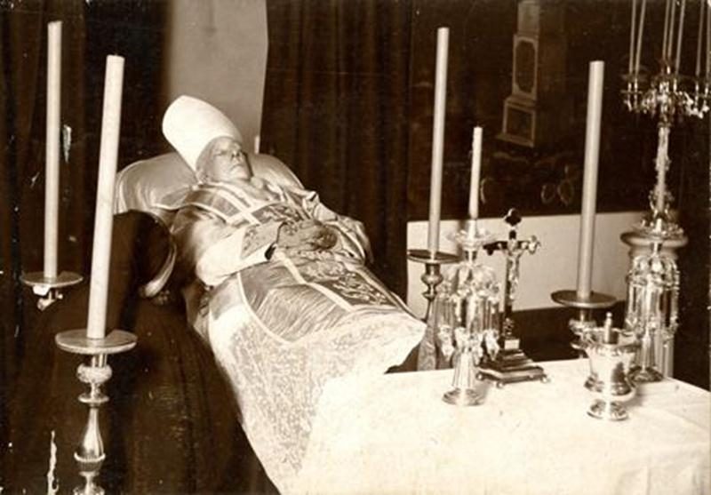 Décès de Mgr L.-Z. Moreau, salon de l’évêché, mai 1901.