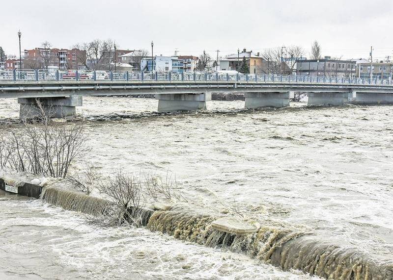 Même si la rivière Yamaska a connu une hausse importante de son débit dimanche, aucune inondation n’a été rapportée à Saint-Hyacinthe.  Photo François Larivière | Le Courrier ©