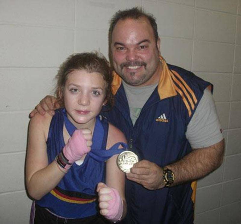 Audrey-Ann Morin, forte de sa victoire lui permettant de décrocher l'or, en compagnie de son entraîneur Steve Choquette.