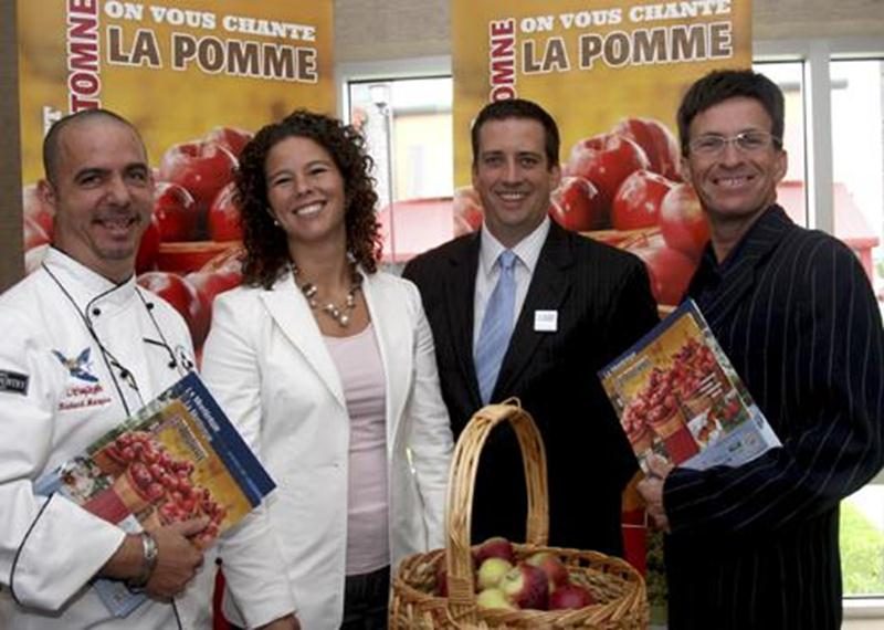 Sur la photo, dans l'ordre habituel, Richard Marquis, chef propriétaire du restaurant L'espiègle; Nellie Robin, vice-présidente du Groupe Robin; Pierre Gilles Gauvin, directeur général du Holiday Inn Express & Suites et Éric Fournier, directeur général de Tourisme Montérégie.