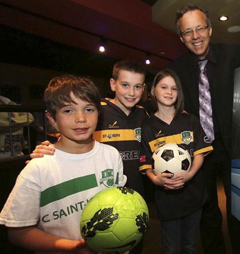 Sur la photo, les joueurs du FC Saint-Hyacinthe, Jean-Simon, Wiliam et Émie, en compagnie du président d'honneur du tournoi, Frédéric Sylvestre.
