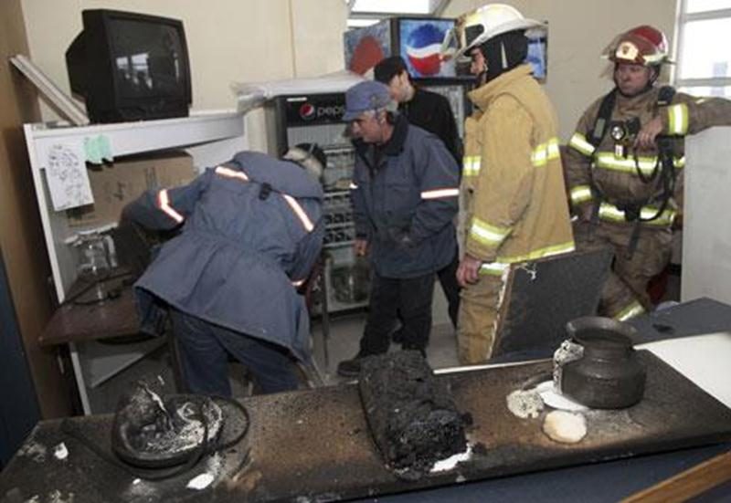 Un incendie causé par une cafetière a endommagé une partie de la Salle Paul-Émile Paris, lundi matin, au Stade L.-P.-Gaucher.