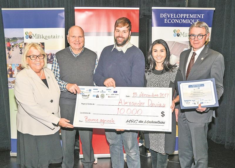 Sur la photo, de gauche à droite, Francine Morin, André Cécyre, Alexandre Daviau, Chantal Soucy  et Claude Corbeil. Photo François Larivière | Le Courrier ©