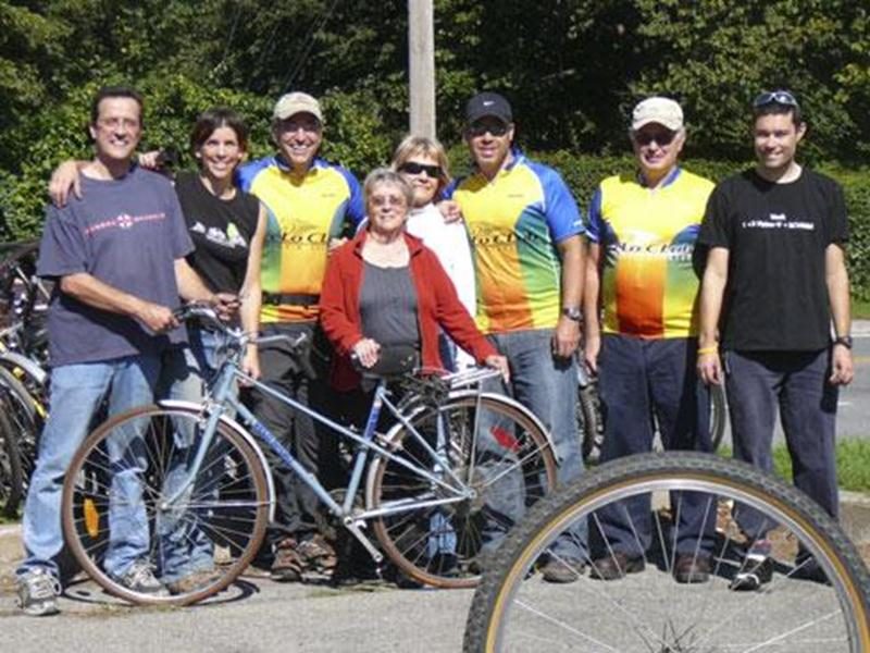 François Chevalier, bénévole du Vélo Club de Saint-Hyacinthe, Claude Beauséjour, coordonnatrice pour Cyclo Nord Sud, Jacques Patry, Monique Tourigny, Nicole Payan, Ian Bourgault, Pierre Blanchard et Vincent Paquette, tous bénévoles du Vélo Club de Saint-Hyacinthe.