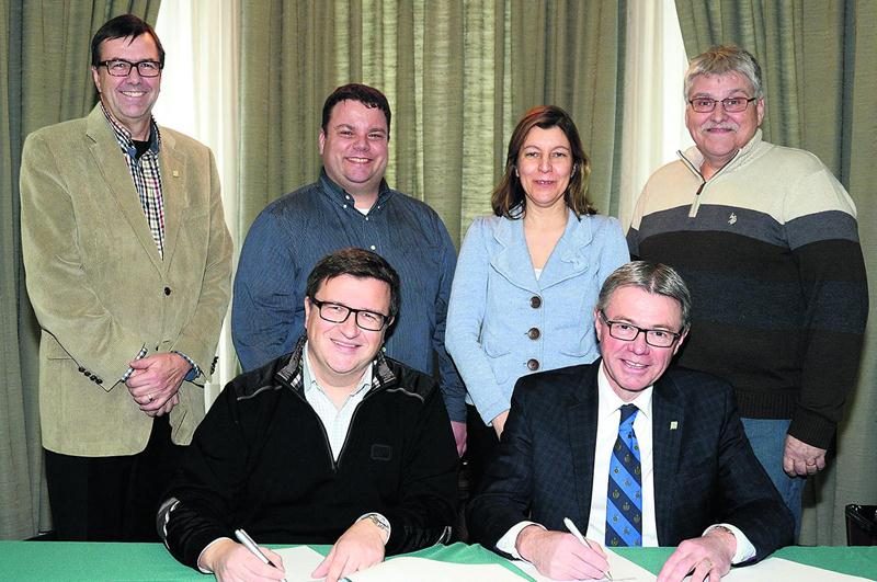 Nicolas Vigneulle, directeur de l’usine Liberté, et Claude Corbeil, maire de Saint-Hyacinthe, ont signé l’entente en présence de Louis Bilodeau, directeur général de la Ville, Mathieu Deslauriers, directeur technique de l’usine Liberté de Saint-Hyacinthe, Maria Martinez, coordonnatrice du développement durable chez Liberté, et Pierre Mathieu, conseiller technique en traitement de l’eau de la Ville.