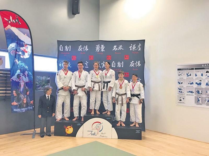 Les duos composés d’Ève Arès et Sylvie Guertin (au centre) et de Vincent Gamache et Émile Guertin-Picard (à gauche) ont réalisé un exploit inédit pour le Club de judo de Saint-Hyacinthe au championnat provincial open de kata. Photo Courtoisie