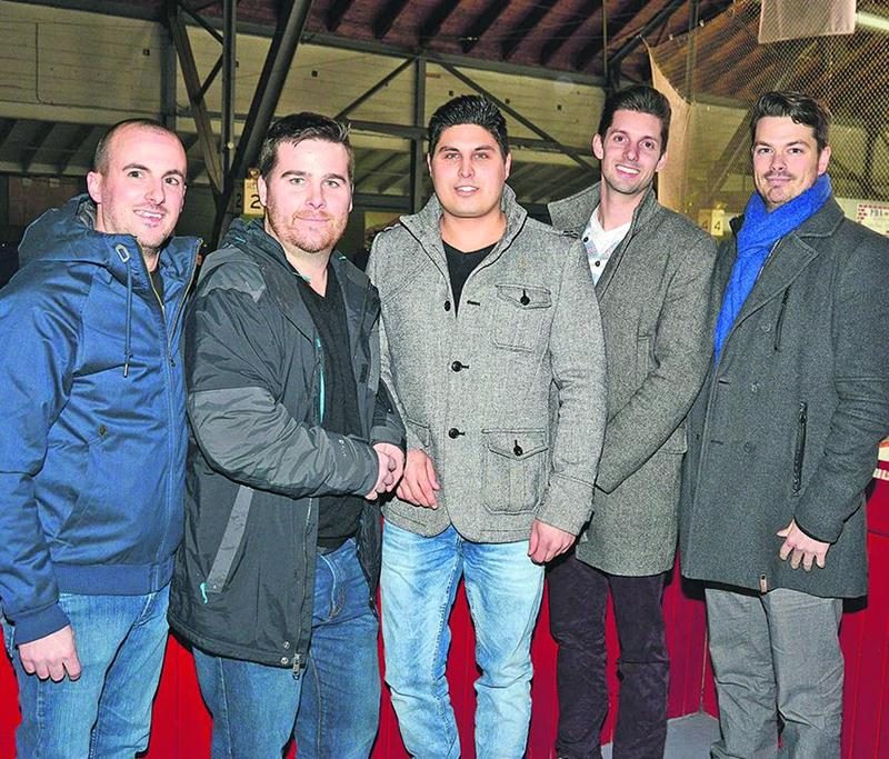 Des anciens joueurs ayant participé au tournoi ont assisté à la soirée Retrouvailles organisée le 8 janvier. On y aperçoit Guillaume St-Onge, Jasmin Bilodeau, Alexandre Gingras, Jean-Philip Pinsonneault et Keven Messier. Photo François Larivière | Le Courrier ©