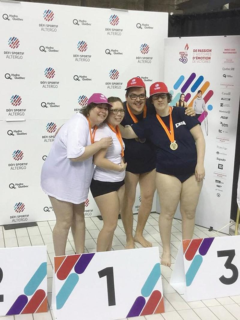 Sur la photo, quatre des six représentants du CNSH au Défi sportif. Andréanne Patry-Landry, Chloé Provencher, Sébastien Charpentier et Rosanne Roy ont réussi à rafler l’or au relais 4 x 50 m quatre nages.