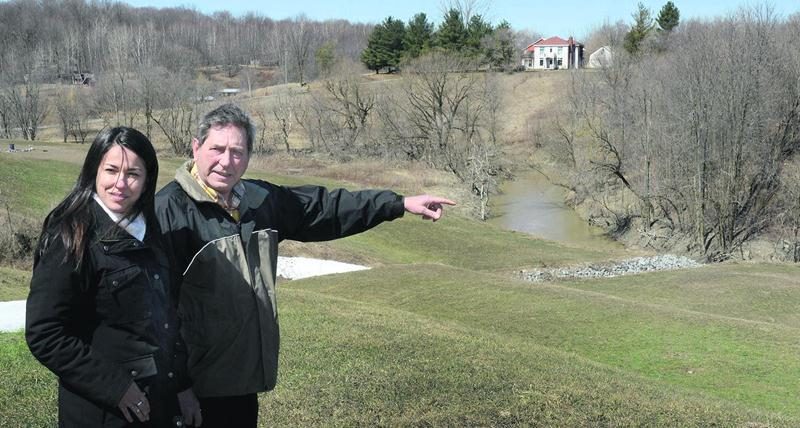 Le maire Yves de Bellefeuille, accompagné ici de Nancy Carvalho, montre un talus qui a été complètement remodelé et rendu sécuritaire, près du village. Photo François Larivière | Le Courrier ©