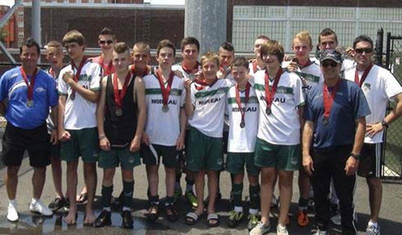 Les joueurs et entraîneurs du FC Saint-Hyacinthe U-15 AAA portent fièrement leur médaille d'argent remportée en Pennsylvanie.