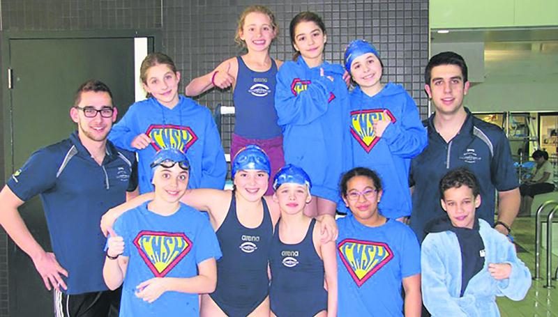 De nombreux nageurs du CNSH sont montés sur le podium dans le cadre de l’Invitation printemps - provinciale développement. Sur la photo, on voit Emma Suciu, Sabrina Cloutier, Michelle McDuff, Nesrine Cherifi et Mehdi Alami à l’avant, puis l’entraineur Carl Martin, Floriane Frappier, France Boulanger, Victoria Dautrey, Clémence LeBreton Paquin et l’entraineur Vincent Raymond à l’arrière.