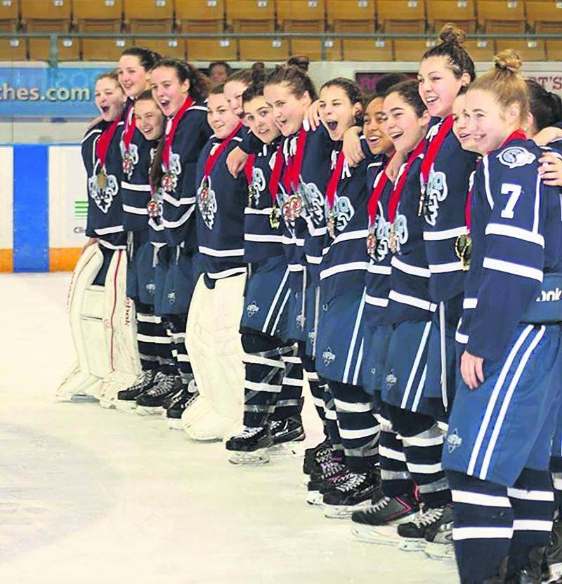 Pour la première fois, le coup d’envoi des séries de hockey féminin midget AAA sera donné à Saint-Hyacinthe. Ce sera l’occasion d’encourager les Huskies du Nord et leurs deux représentantes maskoutaines, Éloïse Dubé et Flavie Cadorette. Photo Courtoisie