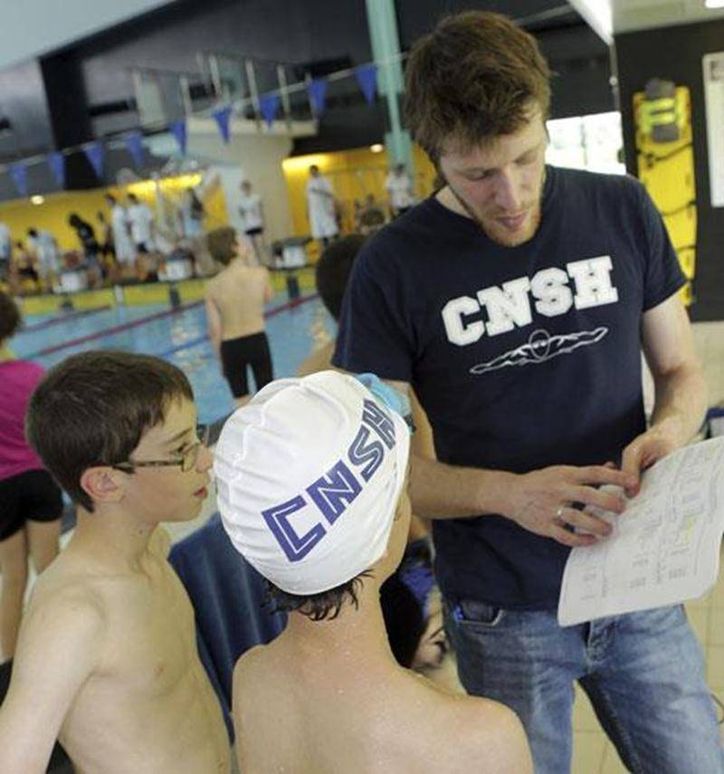 On aperçoit sur la photo l'entraîneur Francis Patry-Landry, du CNSH, entouré de quelques nageurs maskoutains, curieux de savoir s'ils ont amélioré leurs chronos.