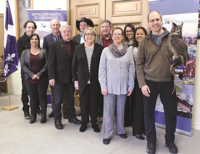 De gauche à droite, Steve Carrière, Josée Lajoie, Mario St-Pierre, Yves Petit, Éric Clouâtre, Francine Morin, Yves de Bellefeuille, Suzie Plourde, Nancy Carvalho, Ève-Mary Thaï Thi Lac et Guy Fitzgerald. Les promoteurs de Sainte-Marie-Madeleine étaient absents. Photo Denyse Bégin