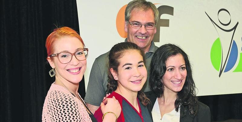 Après quatre ans d’absence, la concentration danse affiliée au programme sport-études fera son retour à l’école Fadette lors de la prochaine rentrée scolaire. Sur la photo, on aperçoit l’entraîneuse Olenny Pelletier, propriétaire du studio Hipnoze, l’élève Élodie Bouchard, l’entraîneuse associée et chorégraphe Marie-Denise Bettez, en compagnie du directeur de l’école Fadette Gaétan Dion.Photo François Larivière | Le Courrier ©