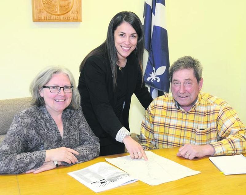 Sylvie Beauregard, directrice générale de Saint-Jude au moment du drame, Nancy ­Carvalho, qui lui a succédé à ce poste, et le maire Yves de Bellefeuille devant la carte des sites qui ont été consolidés après le grand ­glissement.  Photo François Larivière | Le Courrier ©