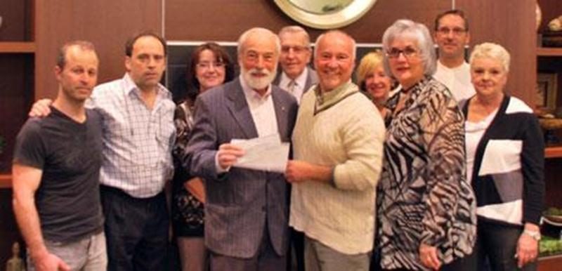 La Société Alzheimer des Maskoutains - Vallée des Patriotes remercie sincèrement tous les membres de la troupe de Théâtre Le Ph’Art pour leur générosité à l’égard des personnes atteintes de la maladie d’Alzheimer. Sur la photo, de gauche à droite : Paulo Collin, les comédiens René Thibodeau et Andrée Trudel, Yves Lessard, président de la Société Alzheimer, Mario-Charles Paris, metteur en scène, André Tremblay, Odette Ouellet, Denise Loiselle, Yves Durocher et Diane Ducasse, membres de la Société