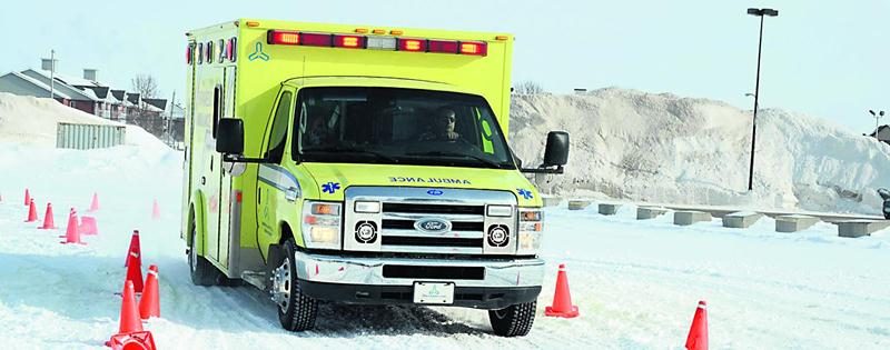 Un parcours enneigé et glacé a été aménagé sur le terrain vacant entre la rue Johnson et les Galeries St-Hyacinthe pour sensibiliser les paramédics de Dessercom à la conduite en hiver. Photo François Larivière | Le Courrier ©