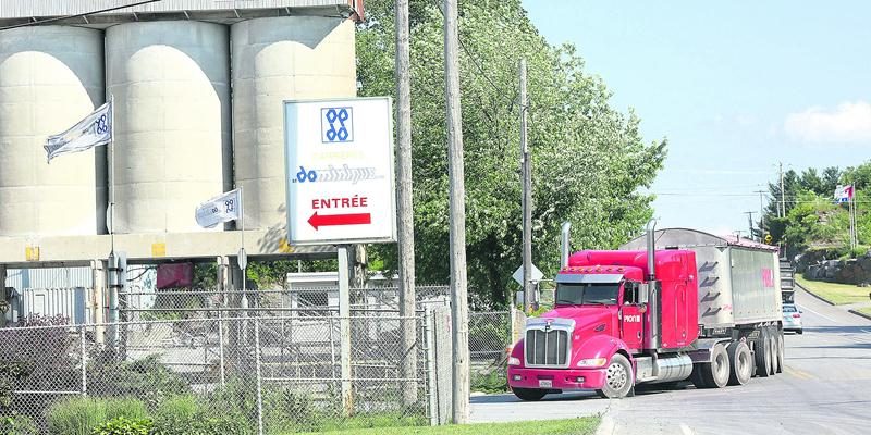 Le va-et-vient des camions qui entrent et ressortent d’une carrière aussi importante que celle de Saint-Dominque endommage le réseau routier local, d’où les redevances versées aux municipalités par l’exploitant.