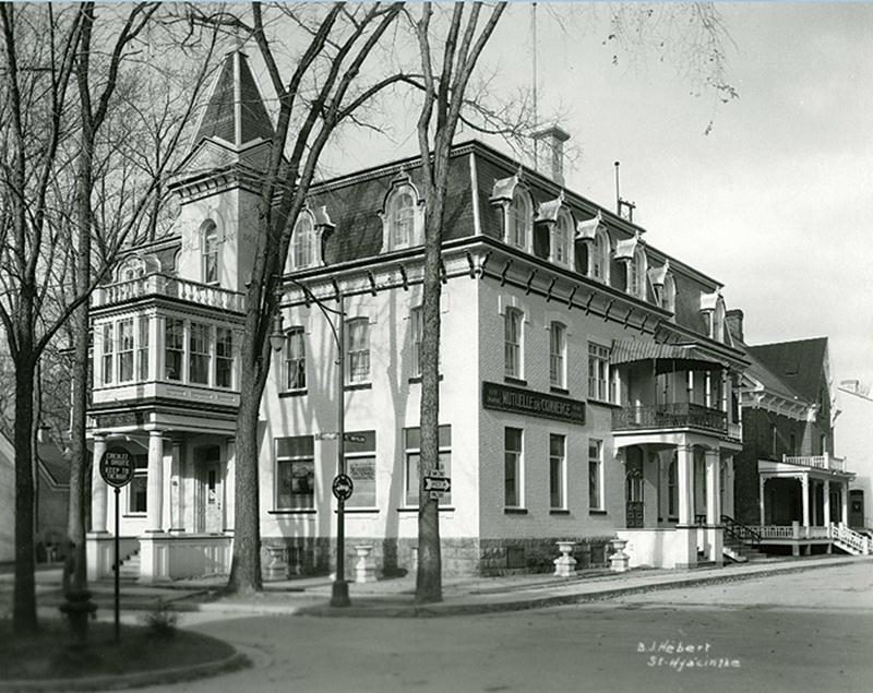 Compagnie d’assurance La Mutuelle du Commerce (fondée à Saint-Hyacinthe en 1907) qui deviendra Intact Assurance en 2009, au coin de l’avenue du Palais et de la rue Girouard. Photo collection cartes postales privées - Circa 1920