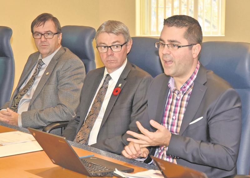Nicolas Plante, de la firme RCGT, a présenté hier les résutats de l’étude sur les coûts de revient des services de loisir en compagnie du maire de Saint-Hyacinthe, Claude Corbeil, et du directeur général, Louis Bilodeau. Photo François Larivière | Le Courrier ©