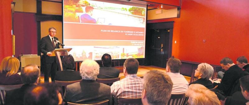 Le maire de Saint-Hyacinthe, Claude Corbeil, a dévoilé, hier mercredi, les grandes lignes de son plan de relance du tourisme d’affaires devant plusieurs conseillers municipaux. Photo François Larivière | Le Courrier ©