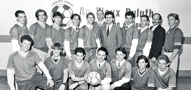 L’équipe Au Vieux-Duluth junior est de retour dans le soccer élite. Collection Centre d’histoire de Saint-Hyacinthe, CH380.