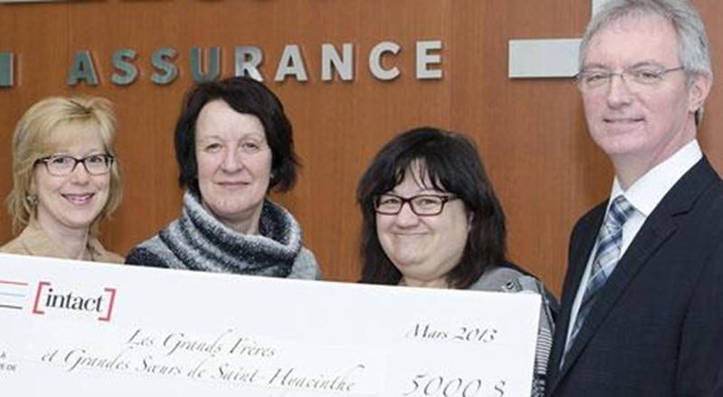Les Grands Frères Grandes Soeurs ont reçu un don de 5 000 $ de la part d'Intact Assurance. Sur la photo on retrouve, de gauche à droite, Joan Foliot et Sylvie Bouffard, membres du personnel chez Intact; Monique Gravel, directrice générale de l'organisme Grands Frères Grandes Soeurs; et Richard Martin, vice-présidente aux finances chez Intact Assurance.