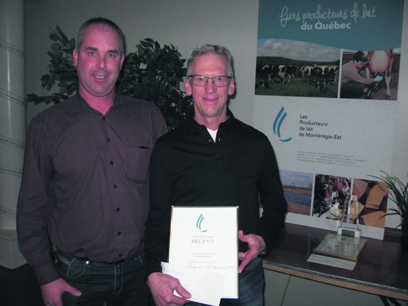 Charles Graveline, représentant des Producteurs de lait de Montérégie-Est pour le secteur Maskoutains Nord-Est, et le gagnant de la 2e position, Martin Girard.